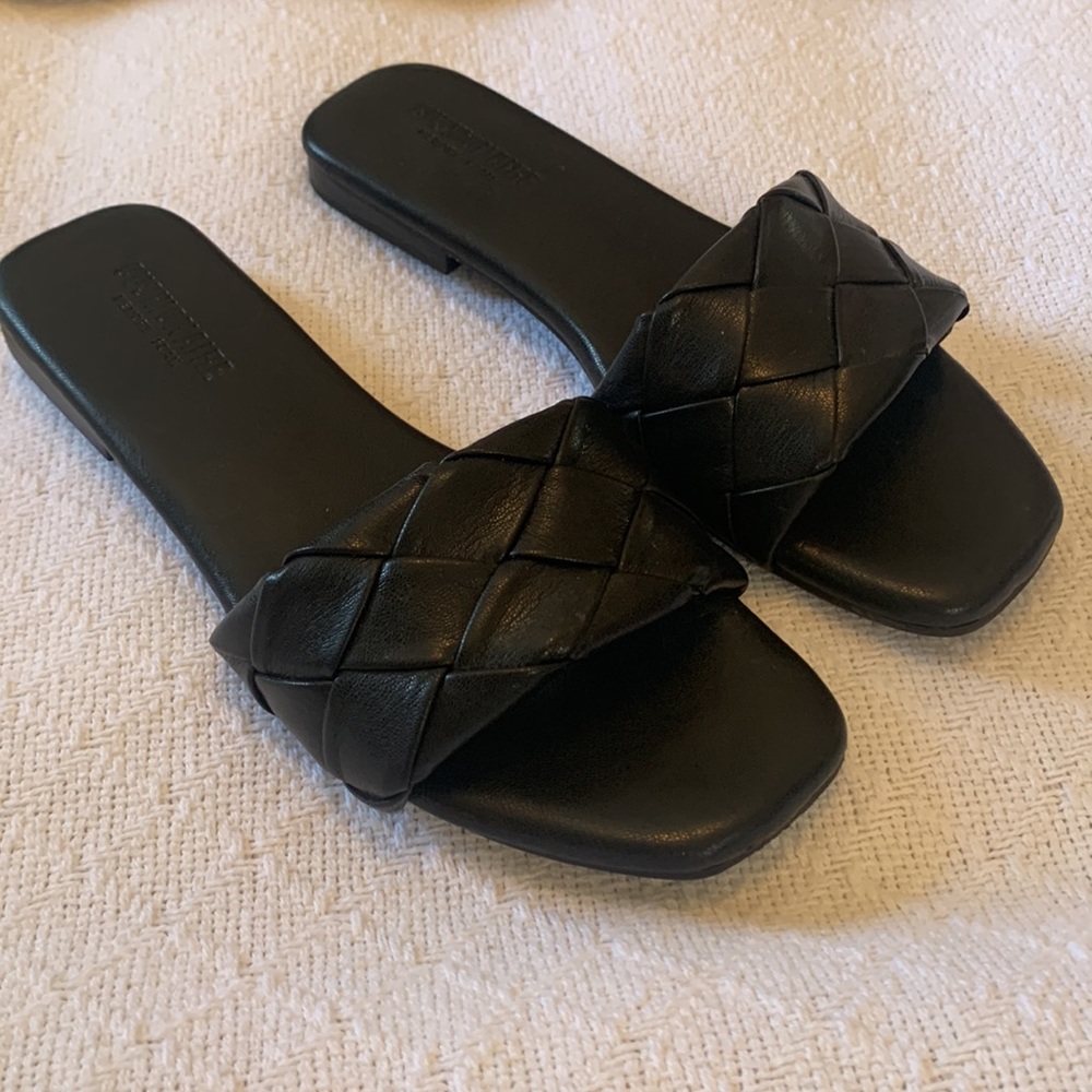 Black woven sandal slides W8